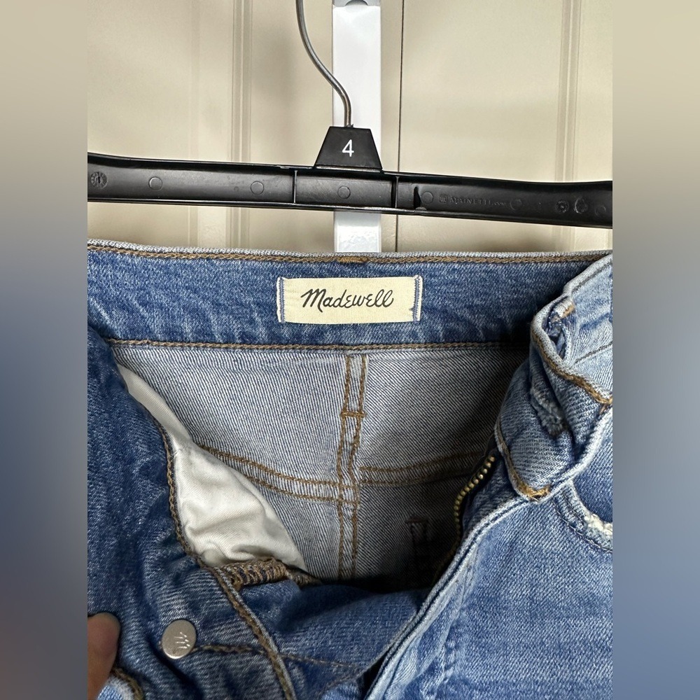 Stylish Blue Distressed Women's Jeans‎ - Picture 2 of 4